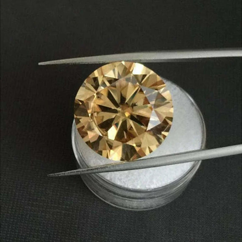 Moissanite-Round Faceted